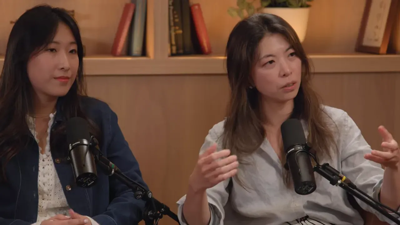 ภาพผู้ร่วมสนทนาพอดแคสต์กำลังอธิบายแนวคิด AI สำหรับการขยายการเข้าถึงความรู้ด้าน Life Sciences