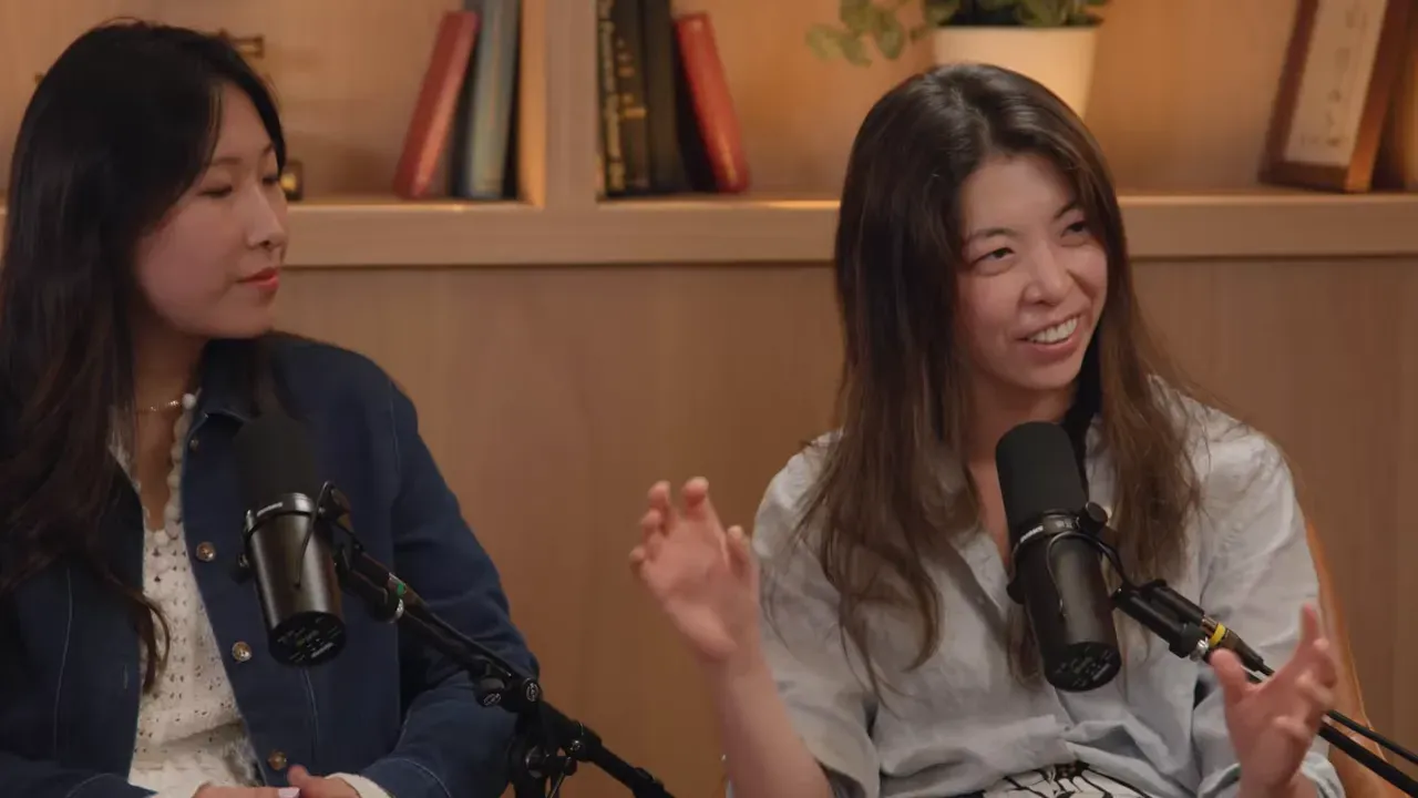 ผู้ร่วมสนทนาในพอดแคสต์กำลังอธิบายด้วยท่าทางเกี่ยวกับ compute และ AI สำหรับ Life Sciences