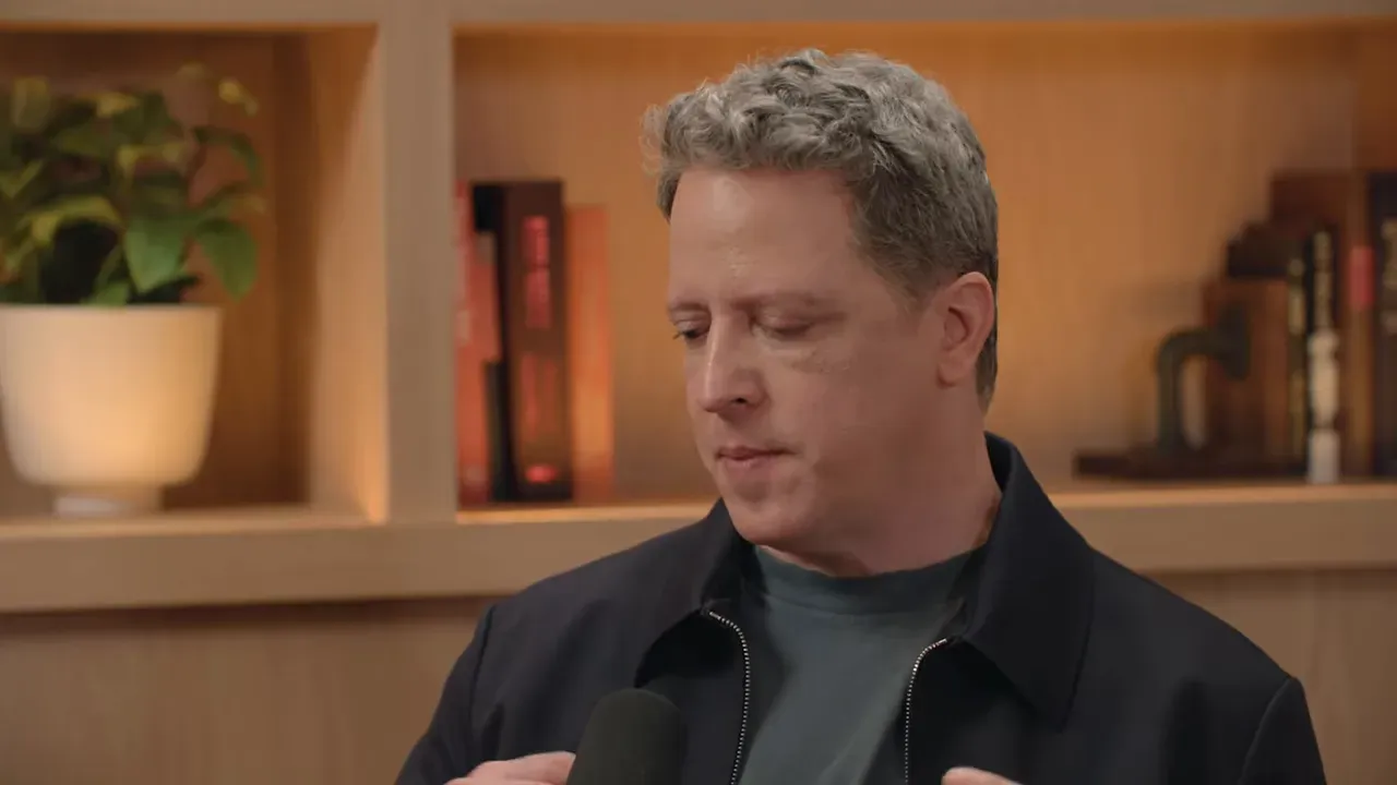 ผู้ร่วมสนทนากำลังพูดในพอดแคสต์ต่อหน้าไมโครโฟน พร้อมอธิบายแนวคิด compute สำหรับ AI ใน Life Sciences