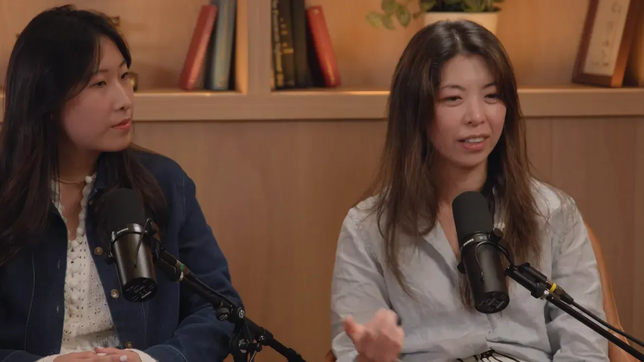 ผู้ร่วมสนทนาในพอดแคสต์กำลังอธิบายว่า AI ช่วยให้การวิจัยร่วมกันดีขึ้น